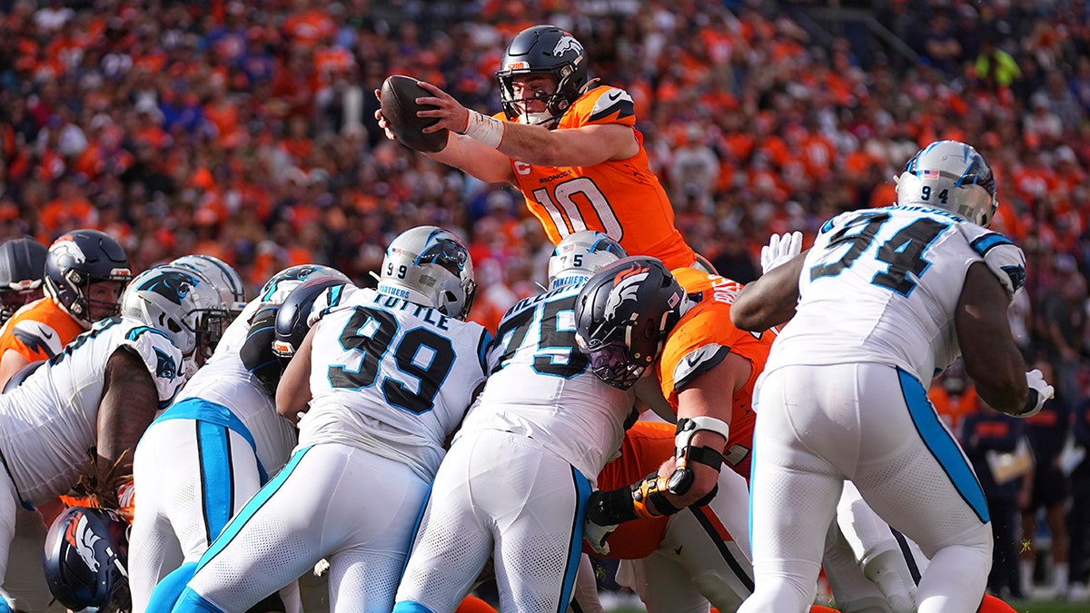 Bo Nix scores touchdown