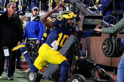 Michigan’s trick play fails miserably; backup quarterback gets leveled by television camera