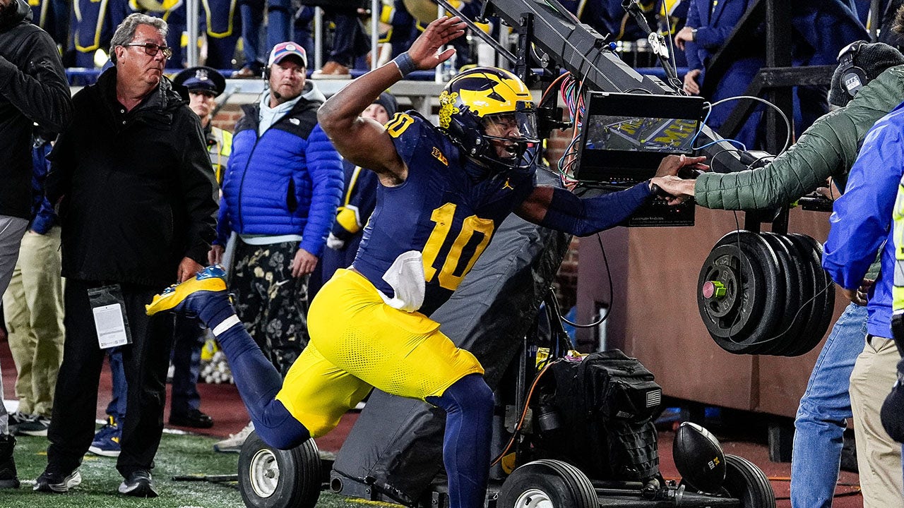 Michigan’s trick play fails miserably; backup quarterback gets leveled by television camera