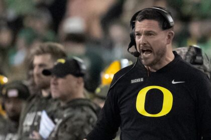 Oregon football’s Dan Lanning gives perfect patriotic answer to reporter’s election question