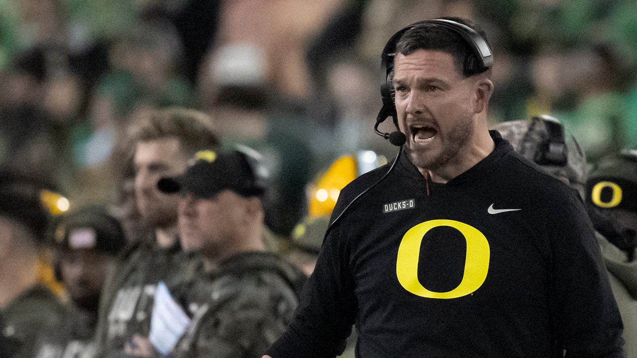 Oregon football’s Dan Lanning gives perfect patriotic answer to reporter’s election question