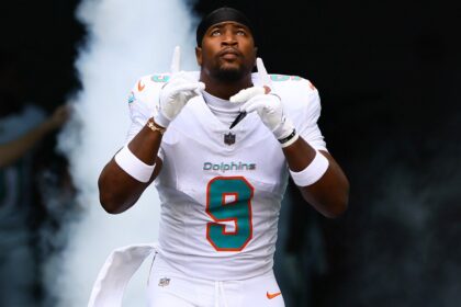 Dolphins’ Jonnu Smith says teammate Calais Campbell is ‘like the LeBron James of the NFL’