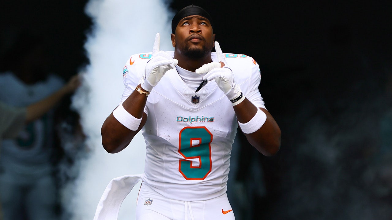 Dolphins’ Jonnu Smith says teammate Calais Campbell is ‘like the LeBron James of the NFL’