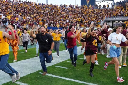 Arizona State fans storm field with time on clock, causing lengthy delay; Sun Devils post last-second win