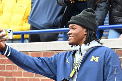 Michigan’s new No. 1 recruit photographed with subject of sign-stealing scandal before Wolverines’ game