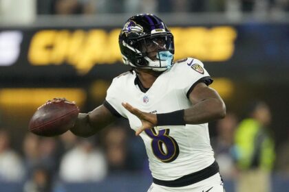 Lamar Jackson throws for 2 touchdowns, rushes for 1 as Ravens take down Chargers