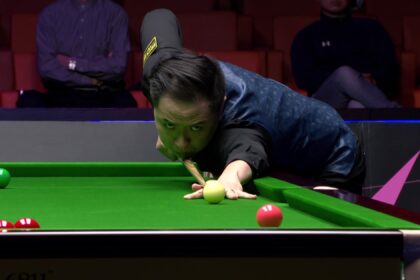 Xiao Guodong makes pot despite ‘orchestra of phones going off’ in crowd against Chris Wakelin – Snooker video