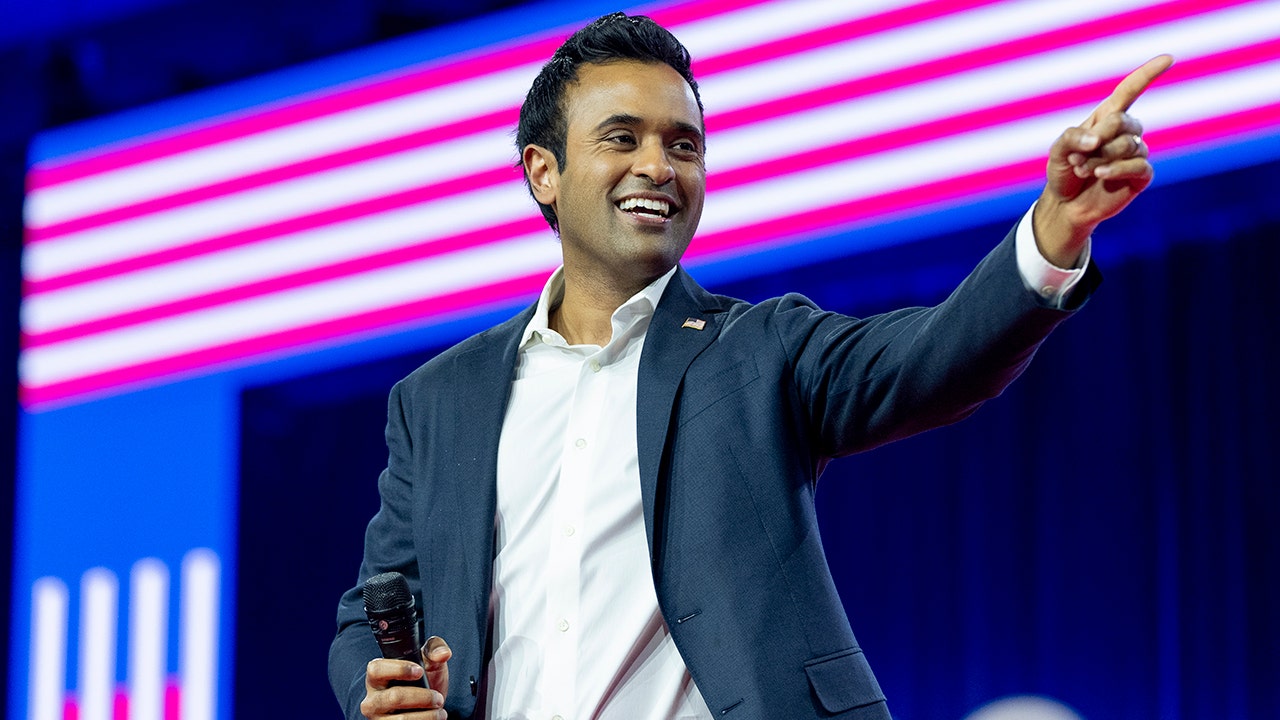 Vivek Ramaswamy fires up MAGA crowd at Penn State-Ohio State game over Trump’s early voting numbers