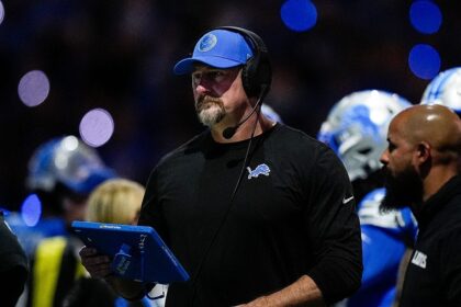 Dan Campbell acknowledges Lions’ Dan Skipper as he vomits during impassioned postgame victory speech