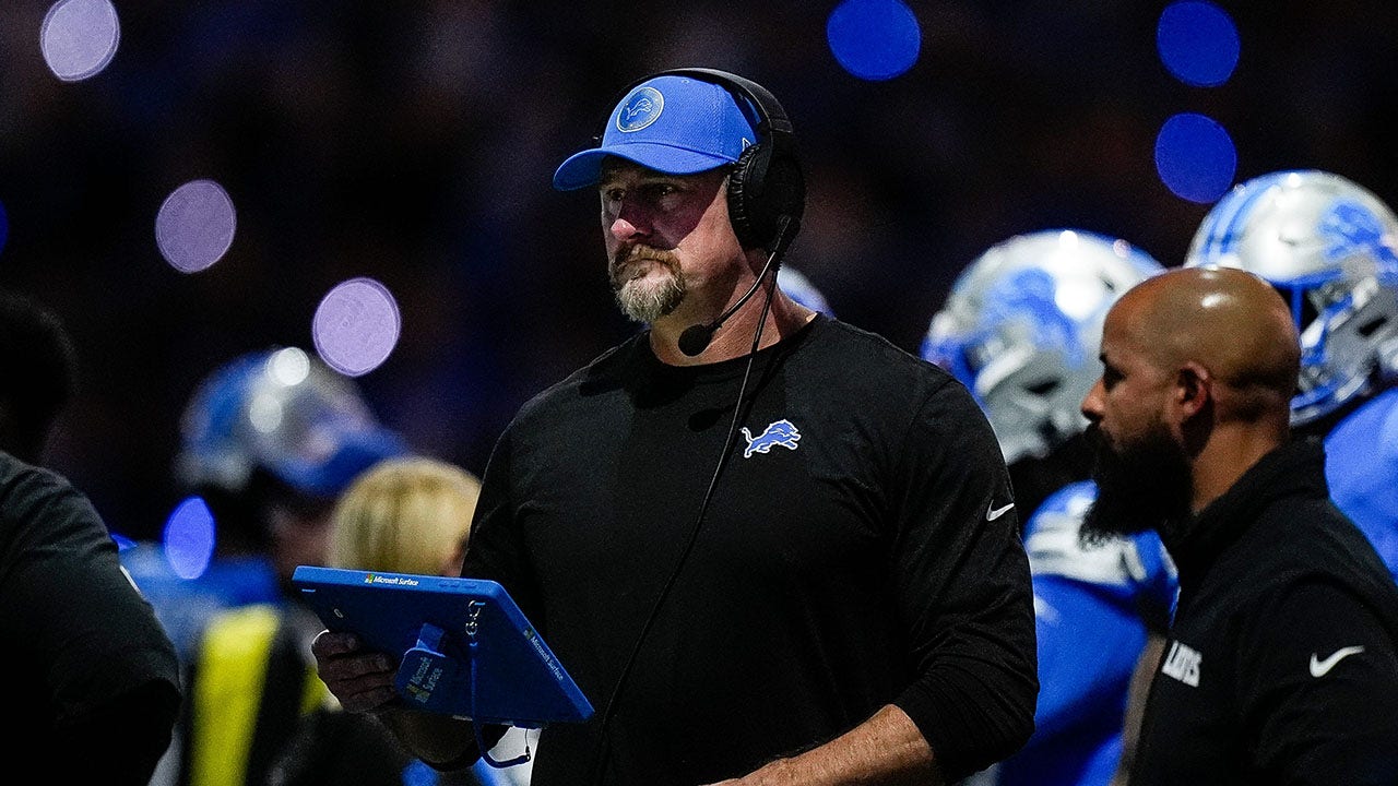 Dan Campbell acknowledges Lions’ Dan Skipper as he vomits during impassioned postgame victory speech