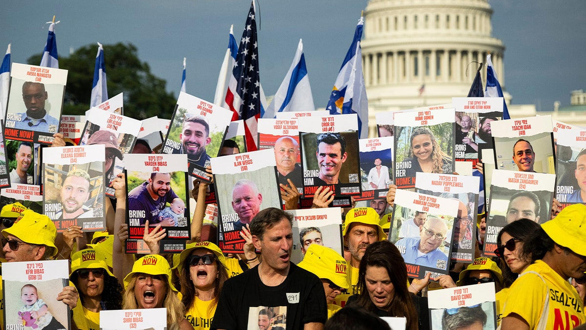 demonstrating for freeing the hostages 