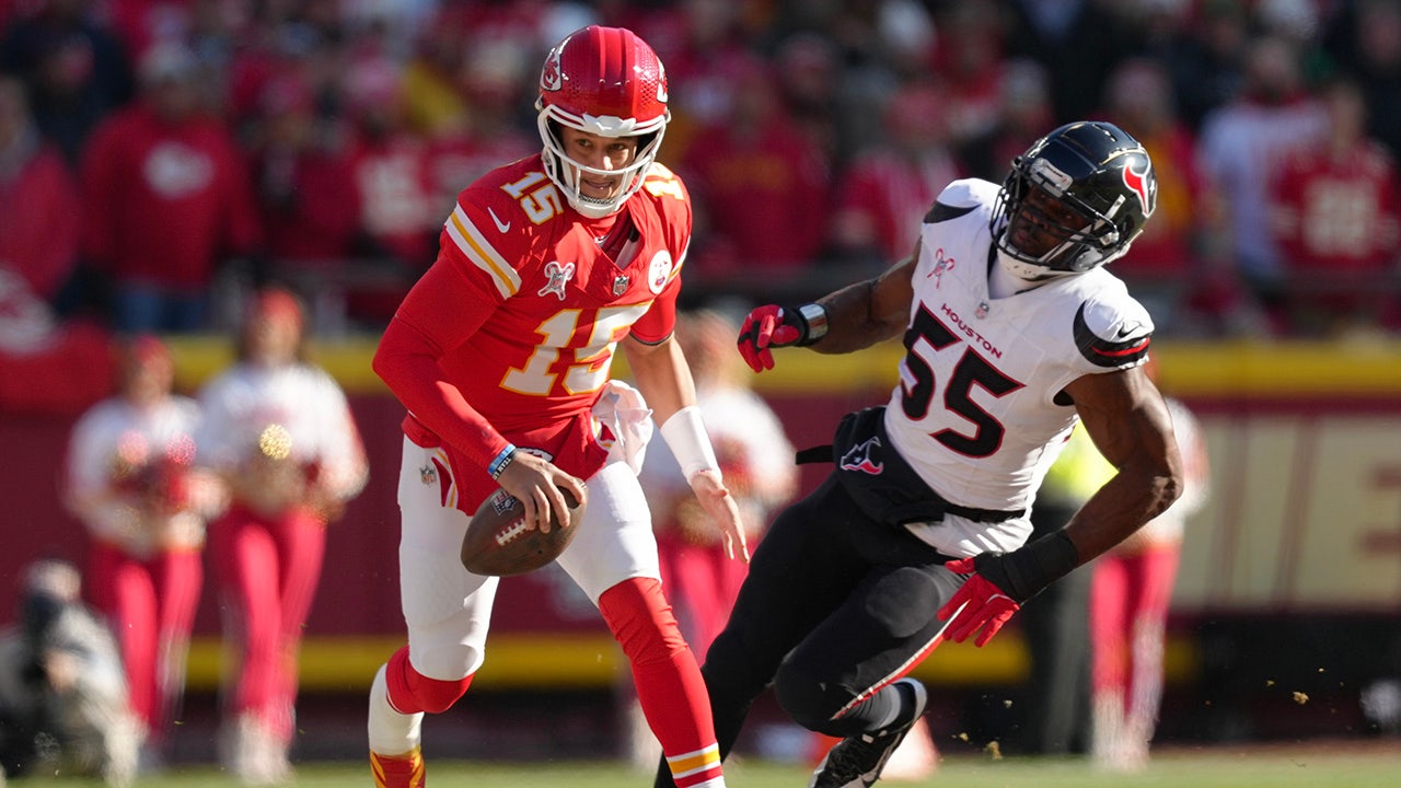 Chiefs’ Patrick Mahomes eases ankle injury concerns, sets personal rushing mark on touchdown run