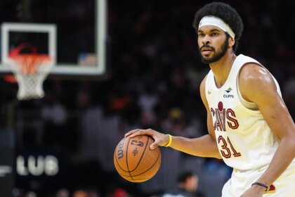 Cavs’ Jarrett Allen stuns fans with backward halfcourt shot before game