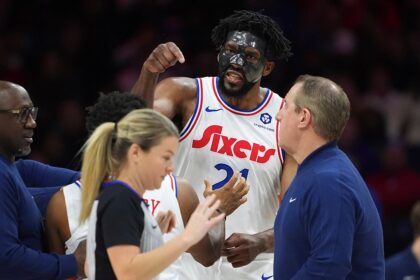 Irate Joel Embiid rushes ref as 76ers star ejected vs Spurs