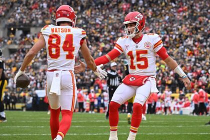 Chiefs clinch No. 1 seed, first-round bye in playoffs with dominant win over Steelers