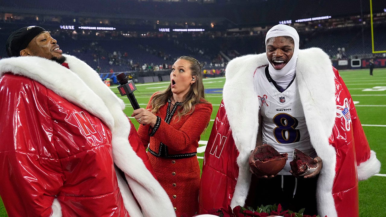 Ravens’ Lamar Jackson, Derrick Henry refuse to eat Netflix football cake in awkward moment