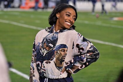 Simone Biles sports custom Jonathan Owens outfit to Bears’ final home game