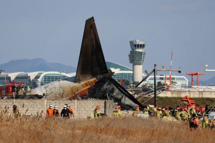 South Korea plane’s final moments captured on video before hitting concrete barrier, triggering explosion