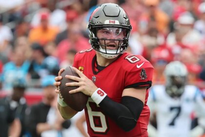 Baker Mayfield’s 5 touchdowns keep Bucs’ playoff hopes alive in win over Panthers