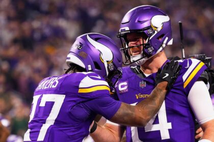 Vikings eye NFC North title as they outlast Packers behind Sam Darnold’s 3 touchdowns