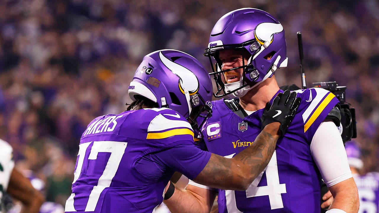 Vikings eye NFC North title as they outlast Packers behind Sam Darnold’s 3 touchdowns