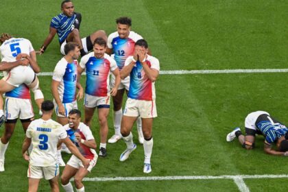 Paris 2024: ‘Elation for the French!’ – France clinch rugby sevens gold in emotional scenes at end of final with Fiji – Rugby 7 video