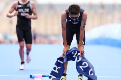 Alex Yee musters stunning comeback to win triathlon gold at Paris 2024 – ‘Back in British hands’ – Triathlon video