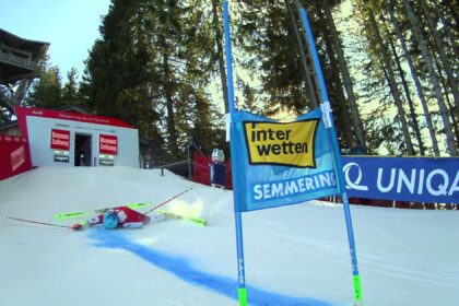 Watch as Katharina Huber fall at start of giant slalom run in Semmering Alpine Skiing World Cup – Alpine Skiing video