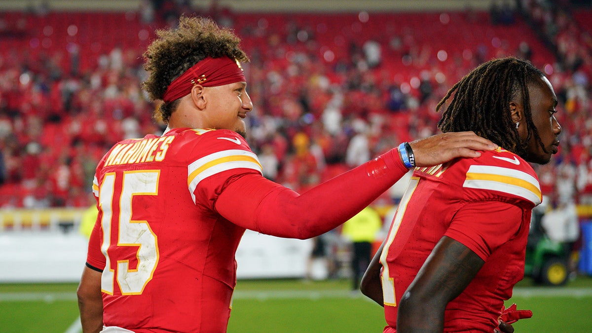 Patrick Mahomes with his hand on Xavier Worthy's shoulder