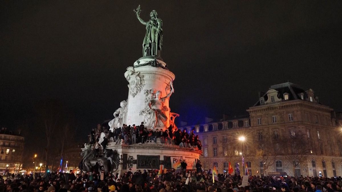 Thousands gather to celebrate death of French far-right figure