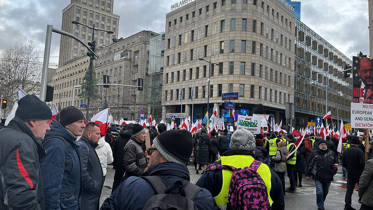 Polish farmers protest ahead of EU presidency Gala