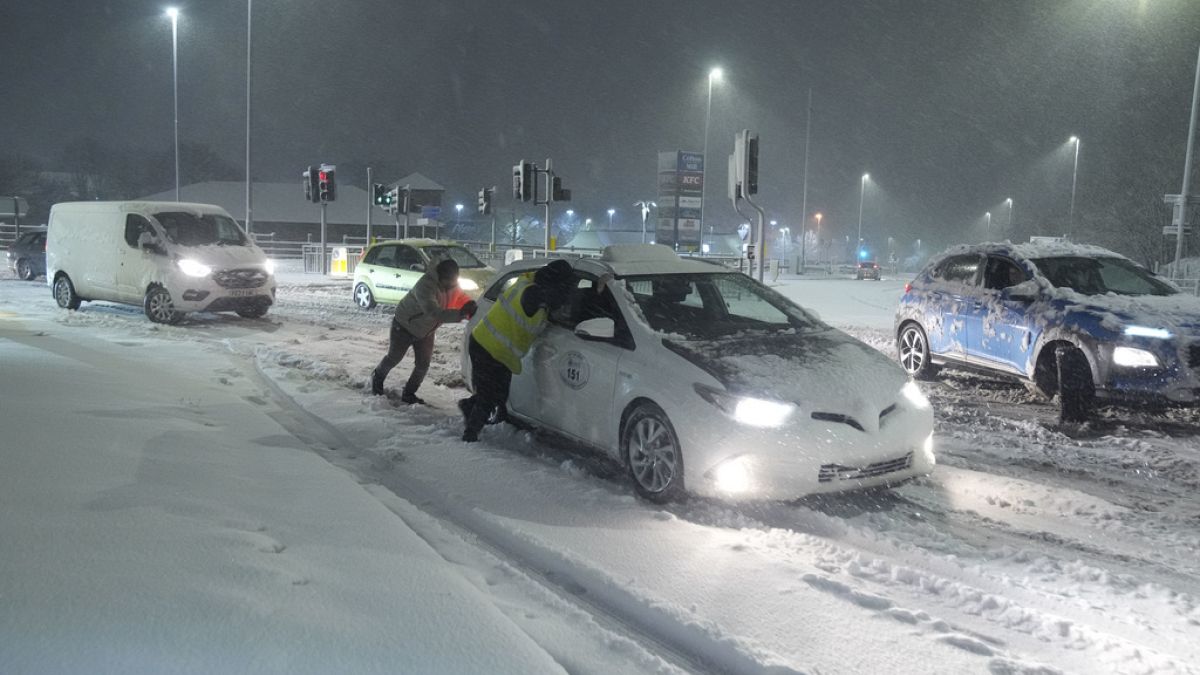 Heavy snowfall causes airport closures in the UK