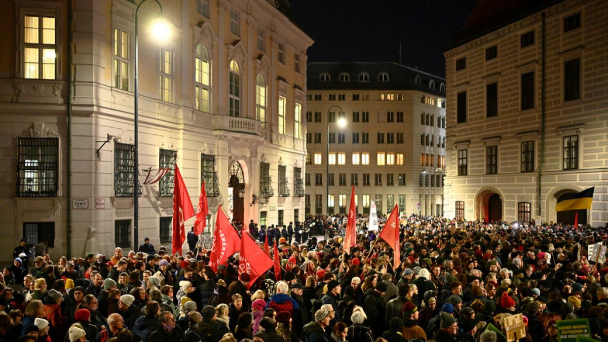 Thousands protest in Austria as Kickl kicks off coalition talks