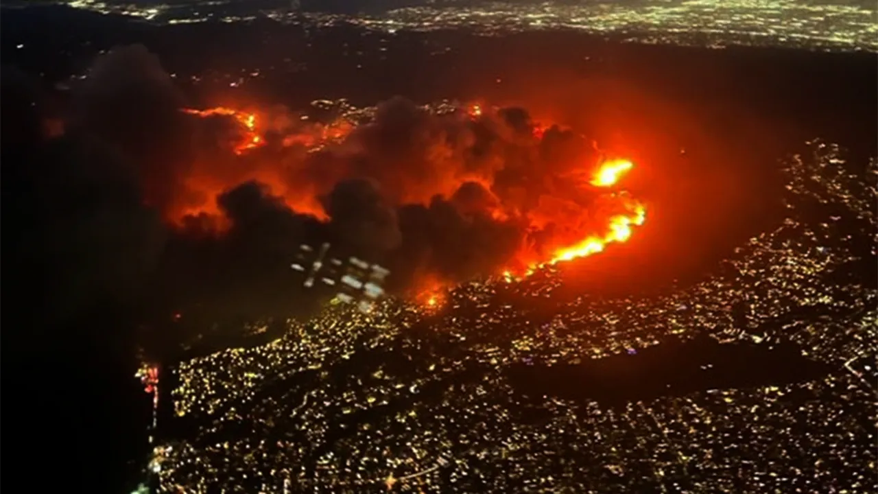 United Airlines passenger that landed at LAX recalls harrowing bird’s-eye view of raging wildfire