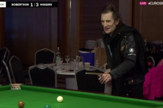 The Rolling Stones’ Ronnie Wood shows off ‘fantastic cue action’ with three-ball plant in front of Jimmy White – Snooker video