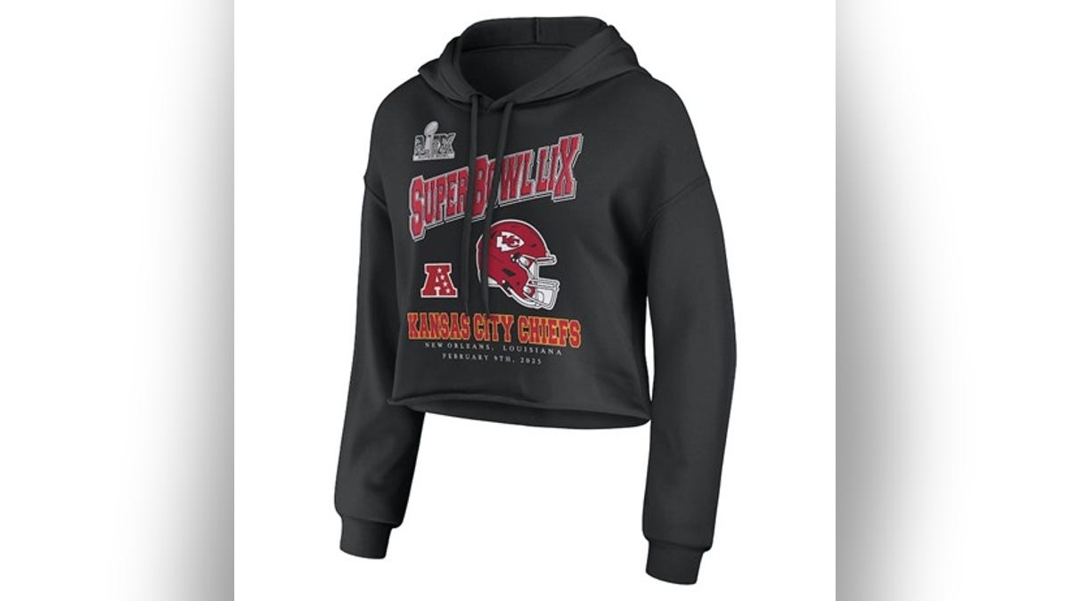 Stay comfortable and stylish with a WEAR by Erin Andrews Chiefs cropped hoodie. 