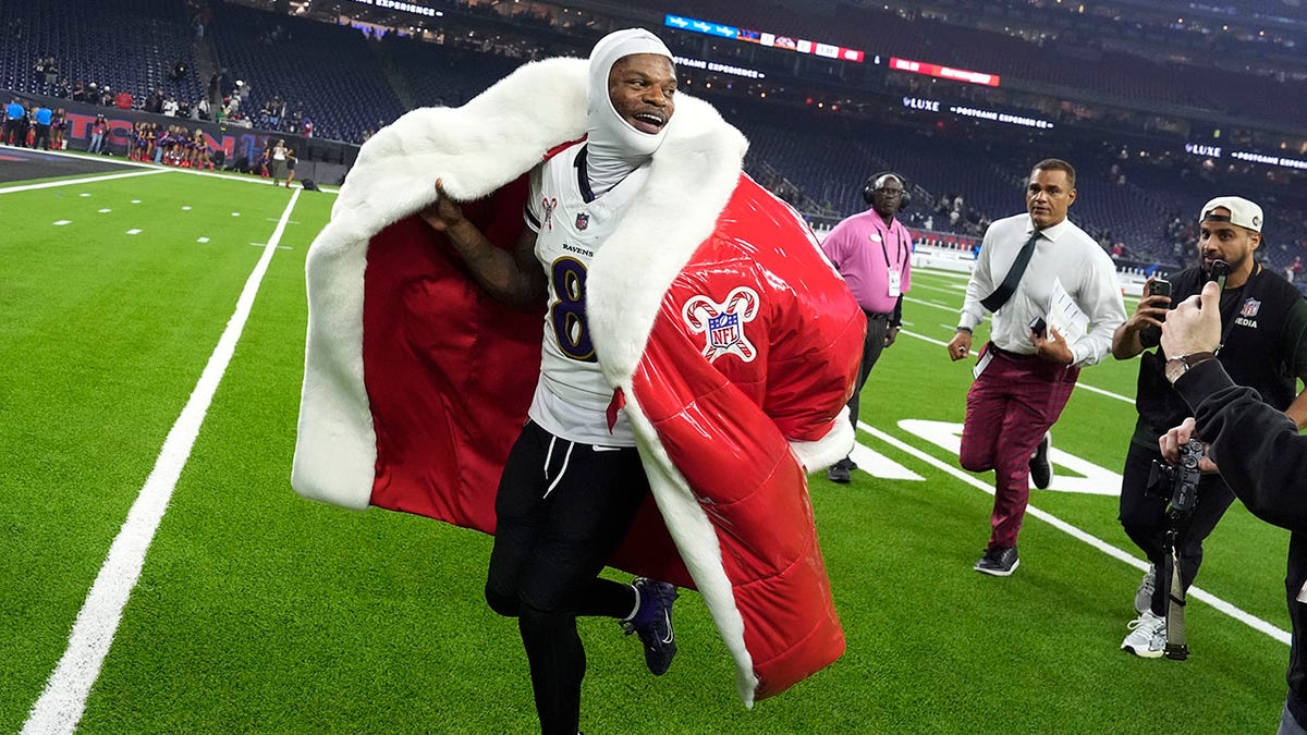 Lamar Jackson runs off field