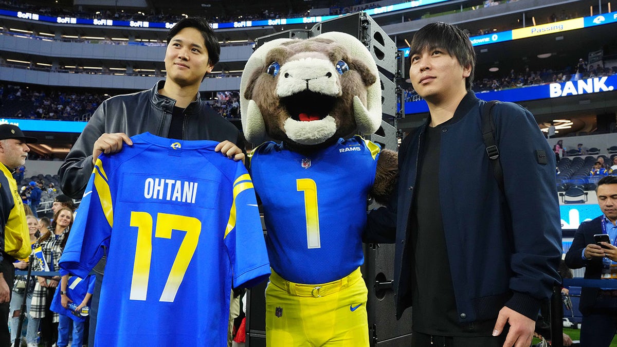 Shohei Ohtani and Ippei Mizuhara pose