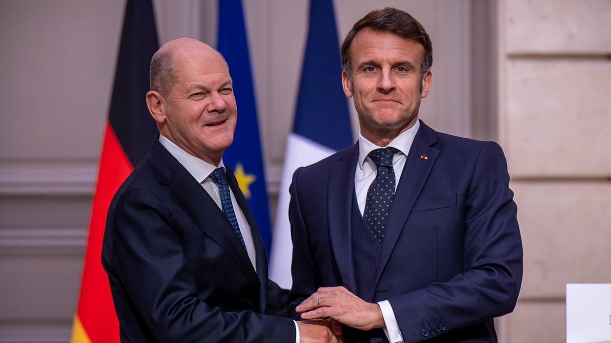 Federal Chancellor Olaf Scholz (l, SPD) stands next to Emmanuel Macron, President of France