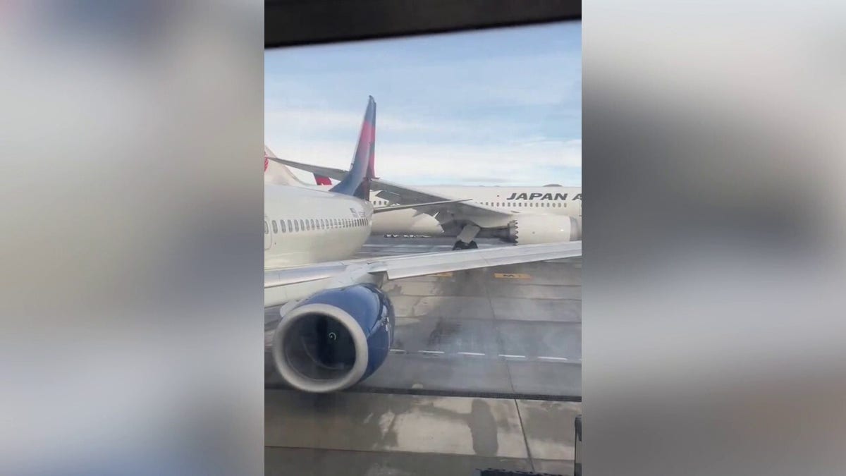 planes collide on tarmac in Seattle