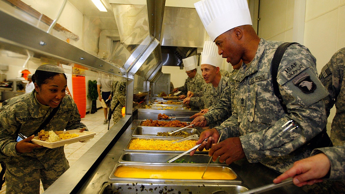 US soldiers getting food 