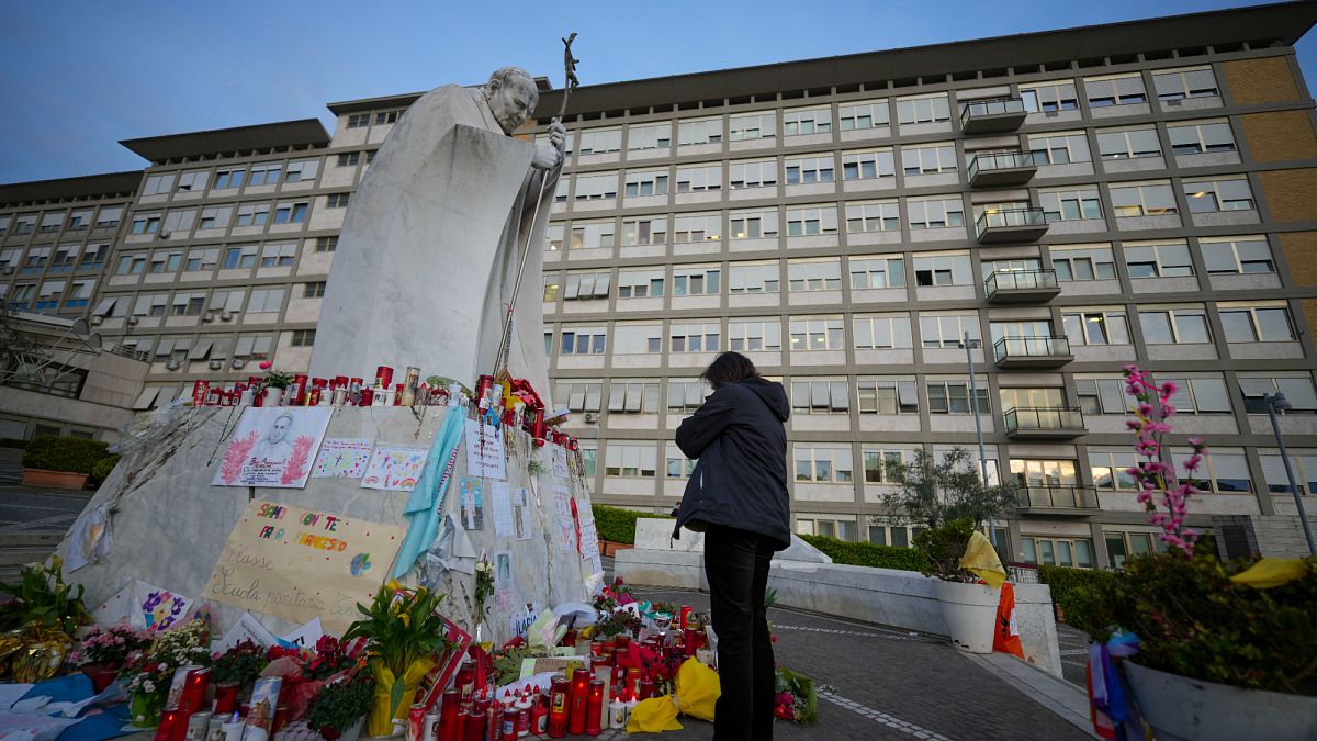 Pope to give blessing from hospital window in first public appearance