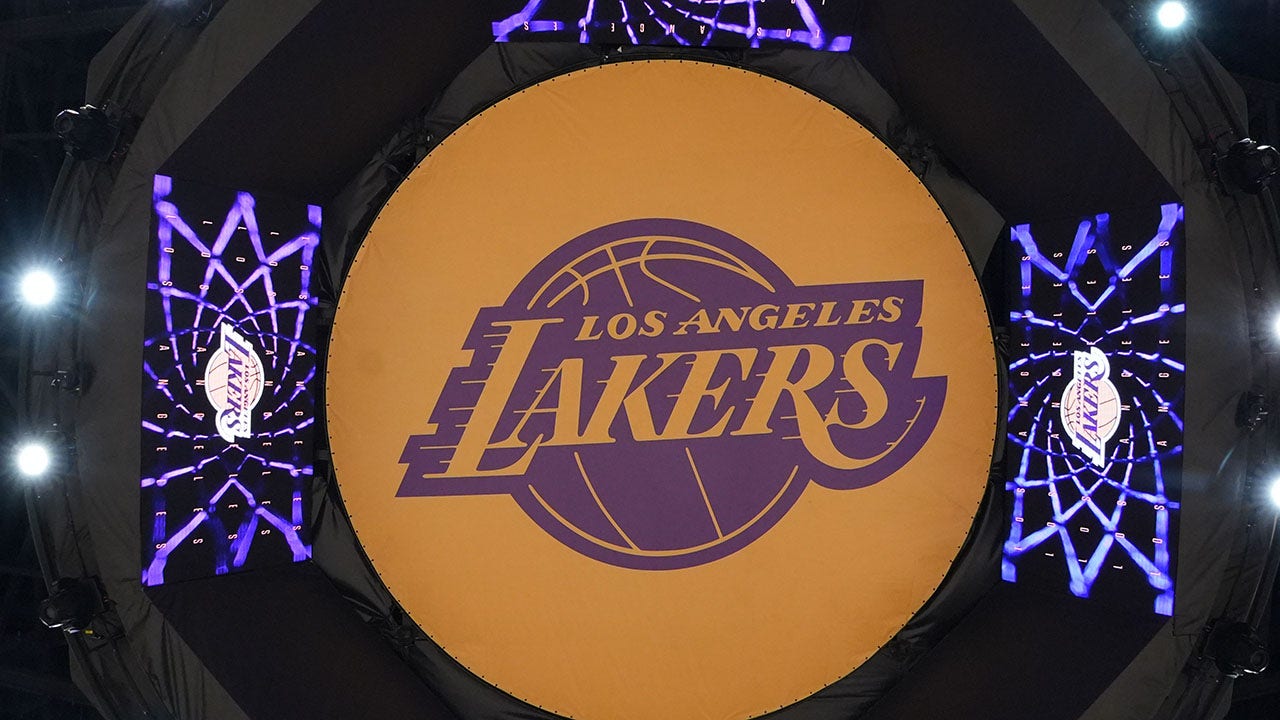 Lakers fan who hit 0,000 halfcourt shot says he will use money to pay for wedding