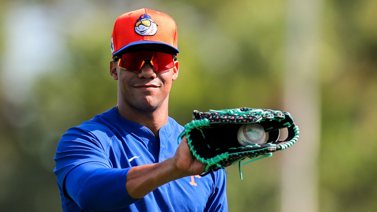 Juan Soto plays catch