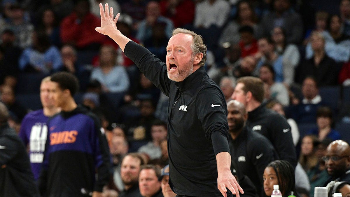 Mike Budenholzer coaches