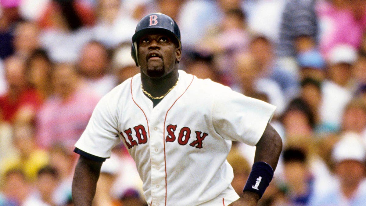 Mo Vaughn looks up