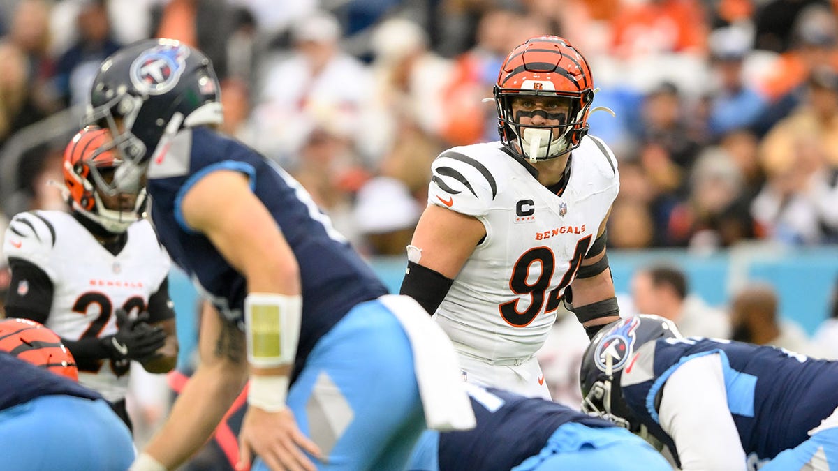 Sam Hubbard vs Titans