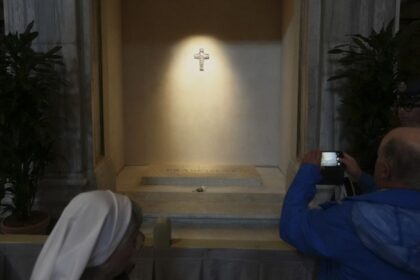 Thousands of faithful gather at Pope Francis’ final resting place