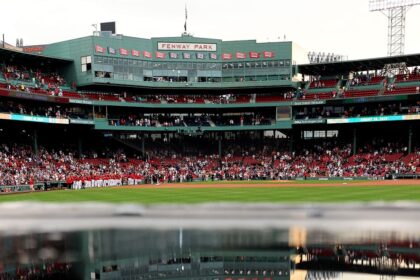 Red Sox fan snags foul ball with the help of his own food