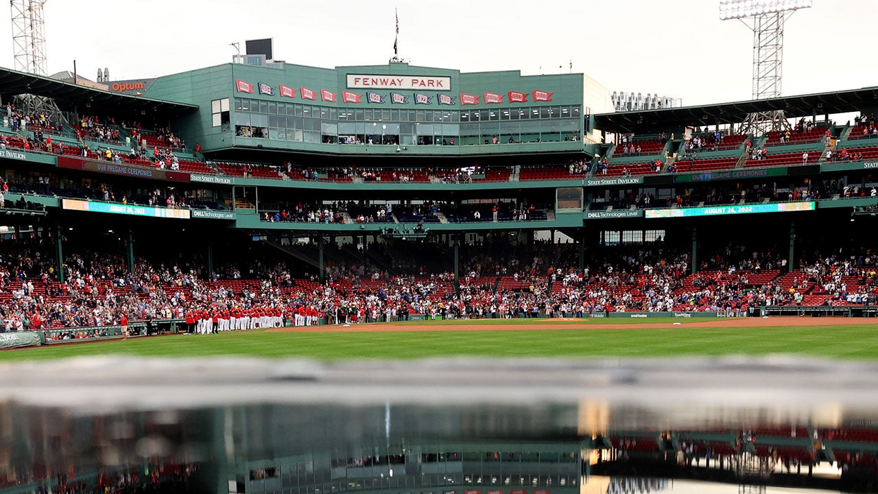 Red Sox fan snags foul ball with the help of his own food